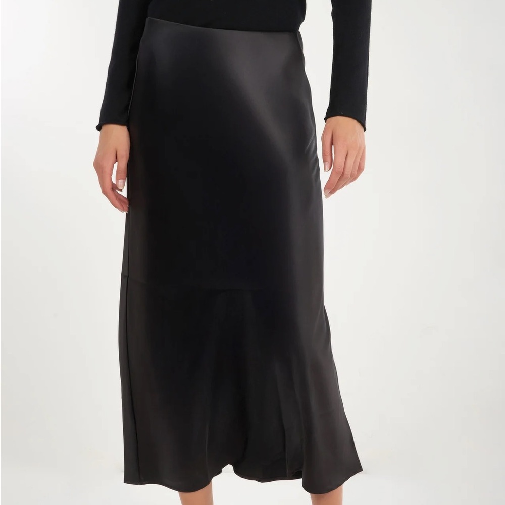Eesome Classic Black Midi Skirt